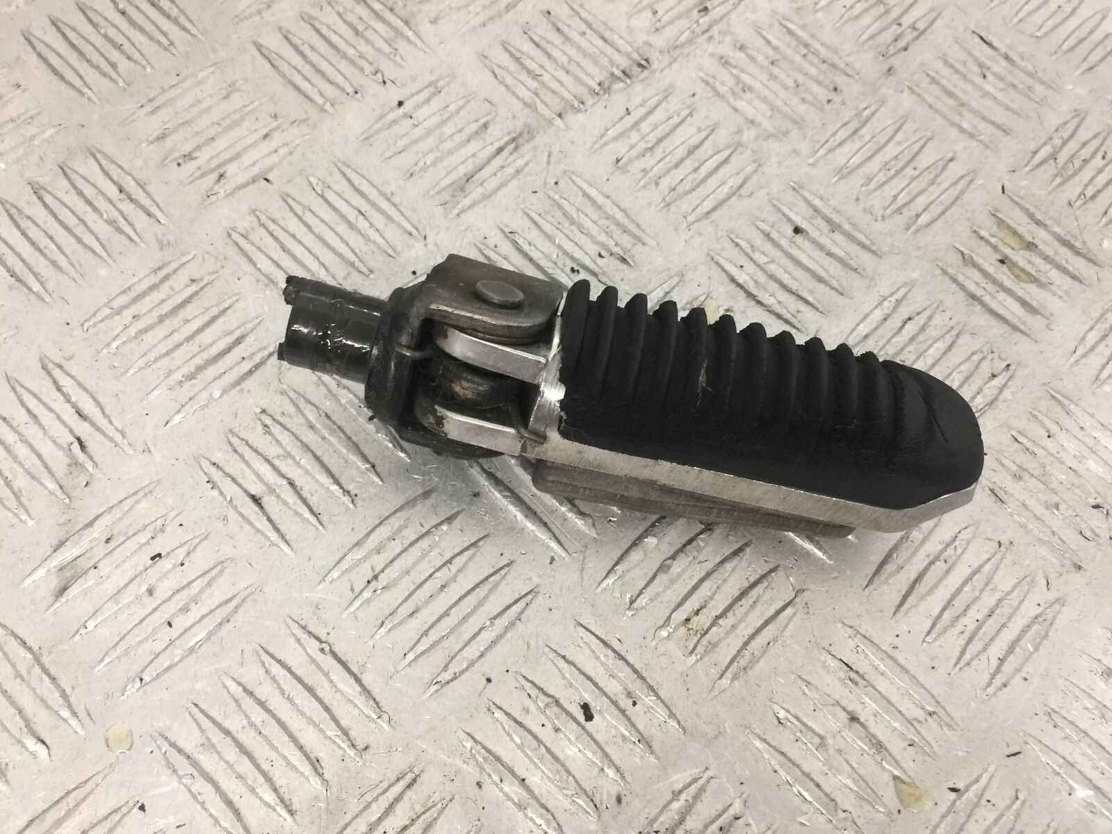 SUZUKI GSF600 GSF 600 BANDIT FRONT RIGHT PEG  YEAR 2002 (STOCK 852)