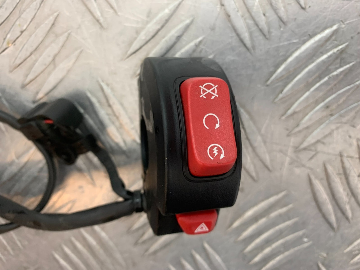 TRIUMPH TRIDENT 660 RIGHT SWITCH GEAR  YEAR 2021-2024 (CMB1295)