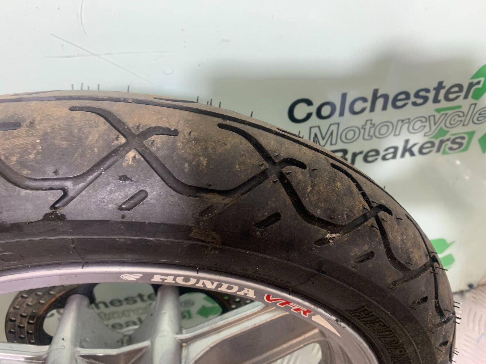 HONDA VFR400 VFR 400 NC21 FRONT WHEEL (GOOD TYRE) 1986-87 (CMB1043)