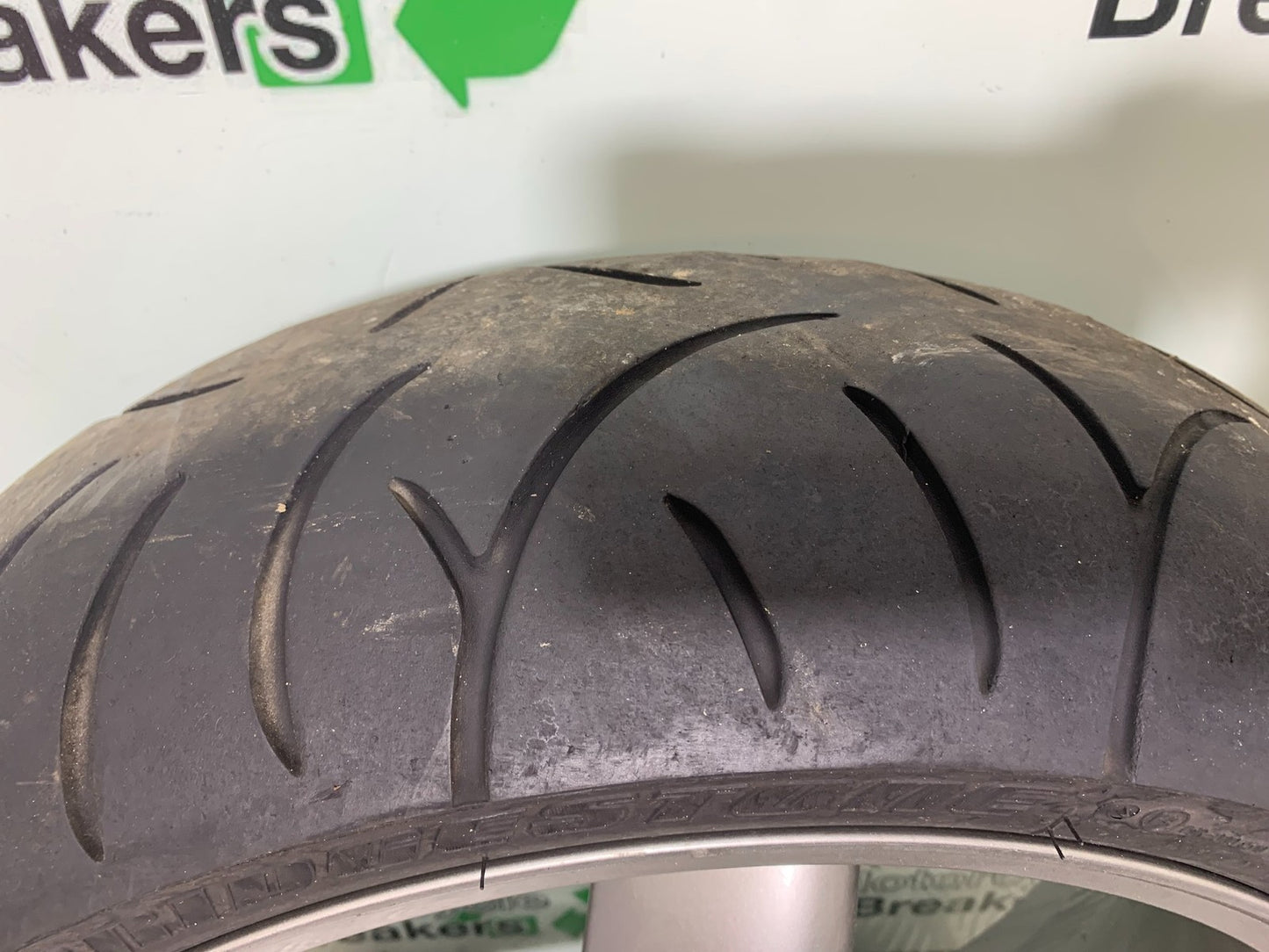 TRIUMPH 955i SPRINT ST REAR WHEEL  YEAR 1999-04 (CMB1230)