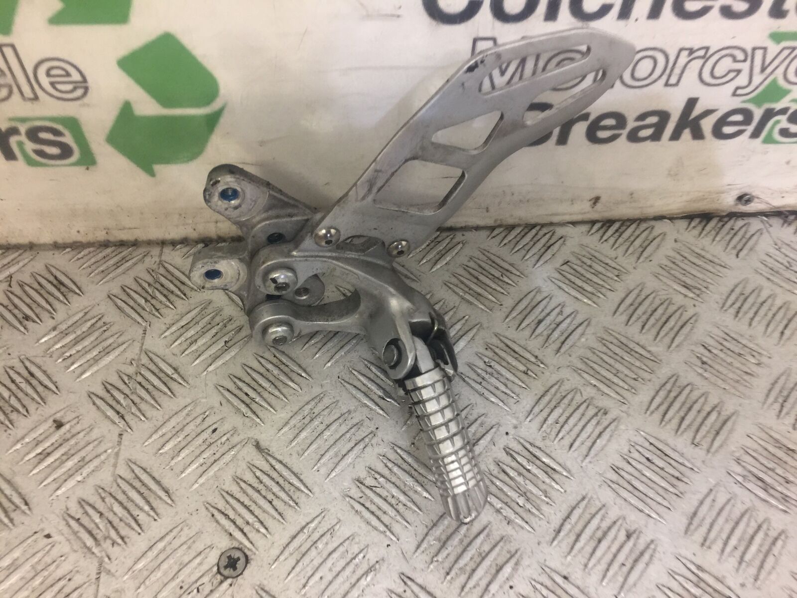 SUZUKI GSXR 750 L1 FRONT LEFT HANGER  YEAR 2012-2015 (STOCK 632)