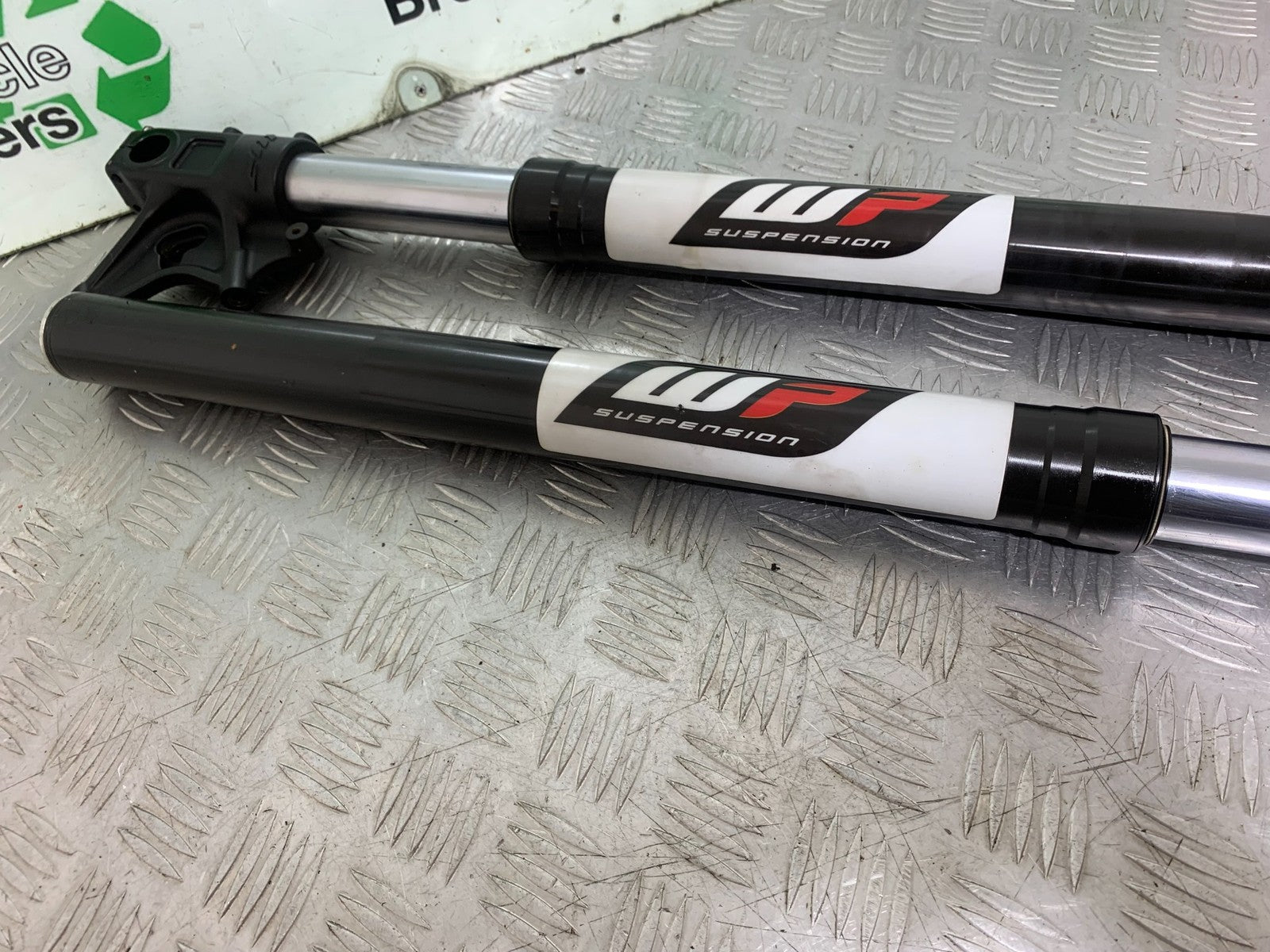 KTM 690 DUKE R LC4 FRONT WHITE POWER WP FORKS YEAR 2012-2015  (CMB1180)