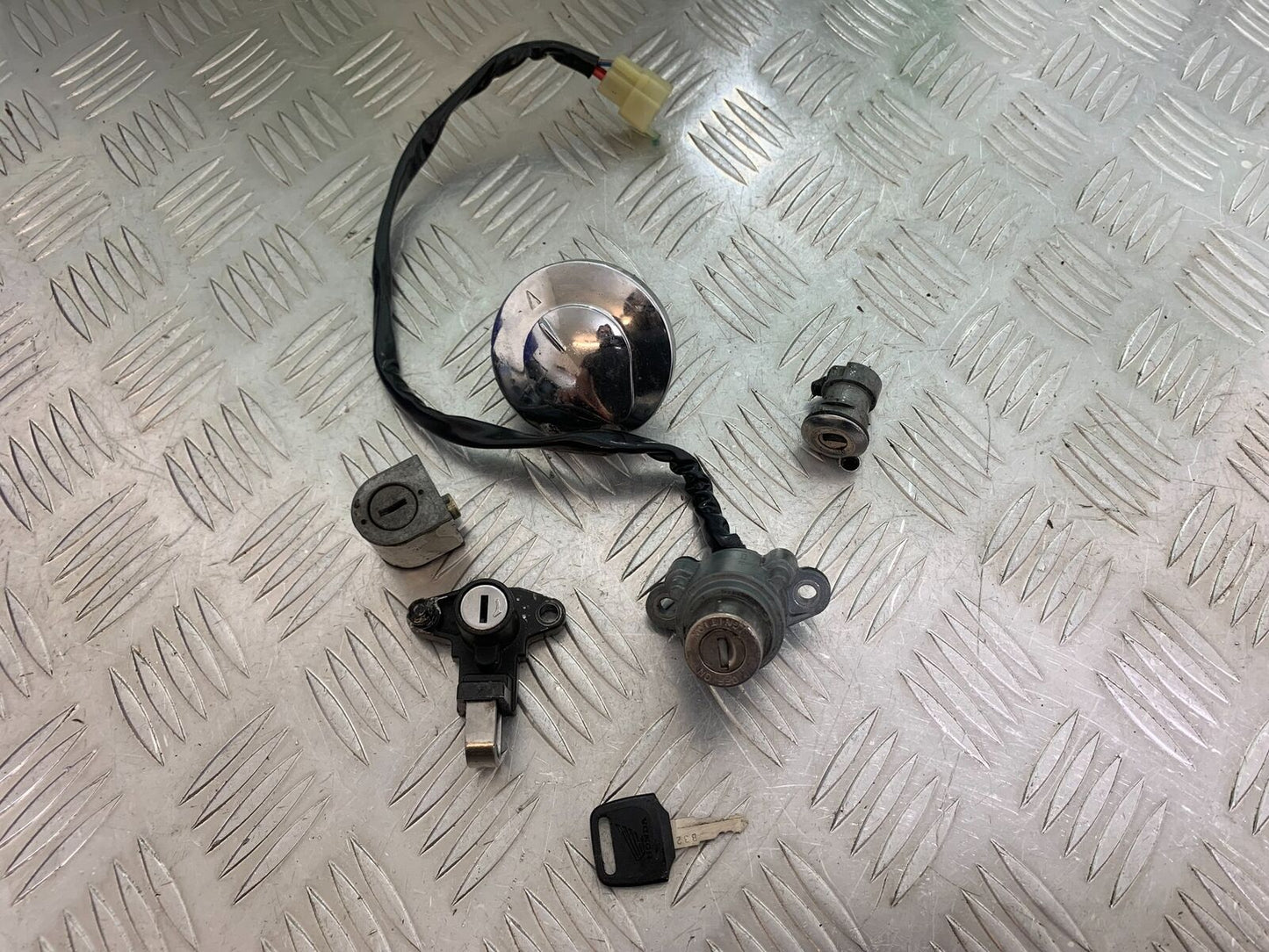 HONDA VT1100 C SHADOW SPIRIT LOCKS AND KEY  2002-2003 (CMB1035)