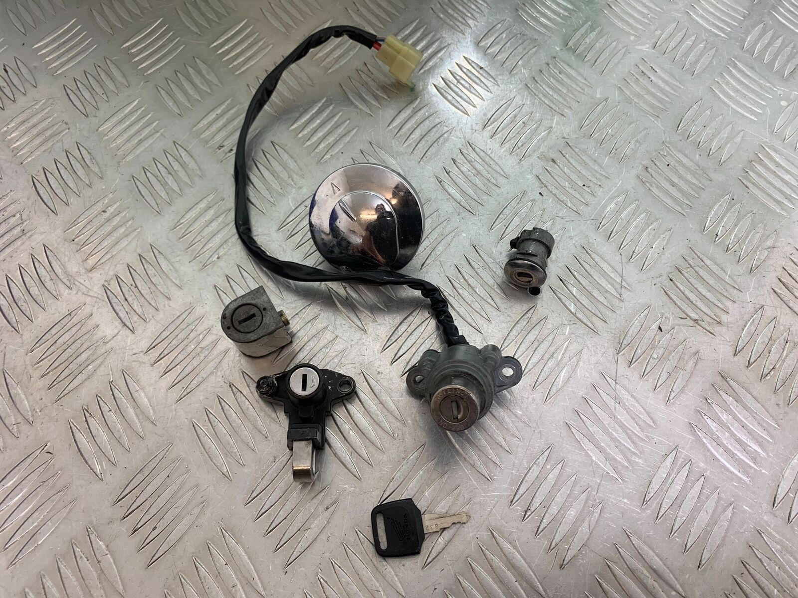 HONDA VT1100 C SHADOW SPIRIT LOCKS AND KEY  2002-2003 (CMB1035)