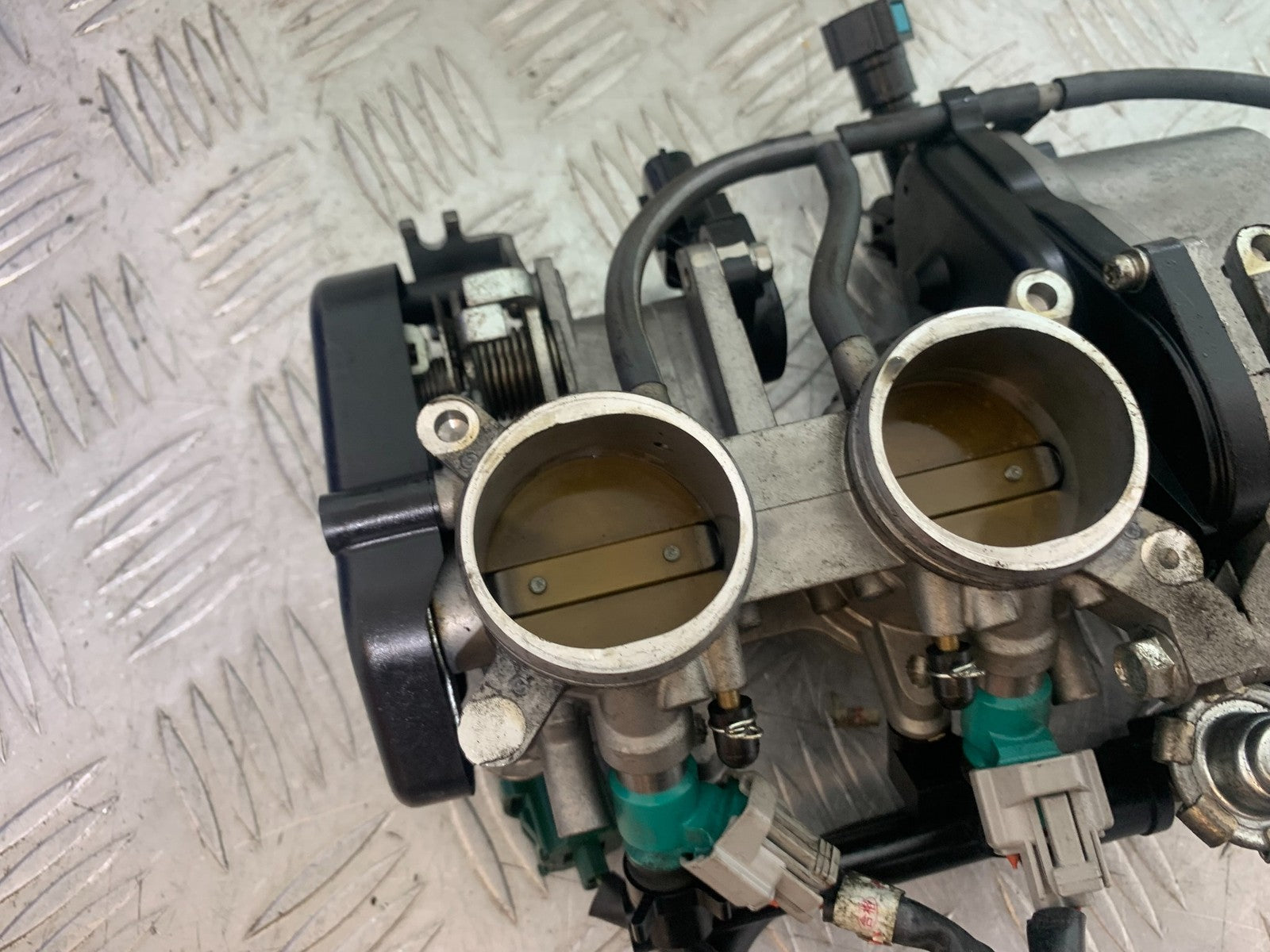 YAMAHA YZF R1 14 B BIG BANG THROTTLE BODIES   2009-14 (CMB1175)