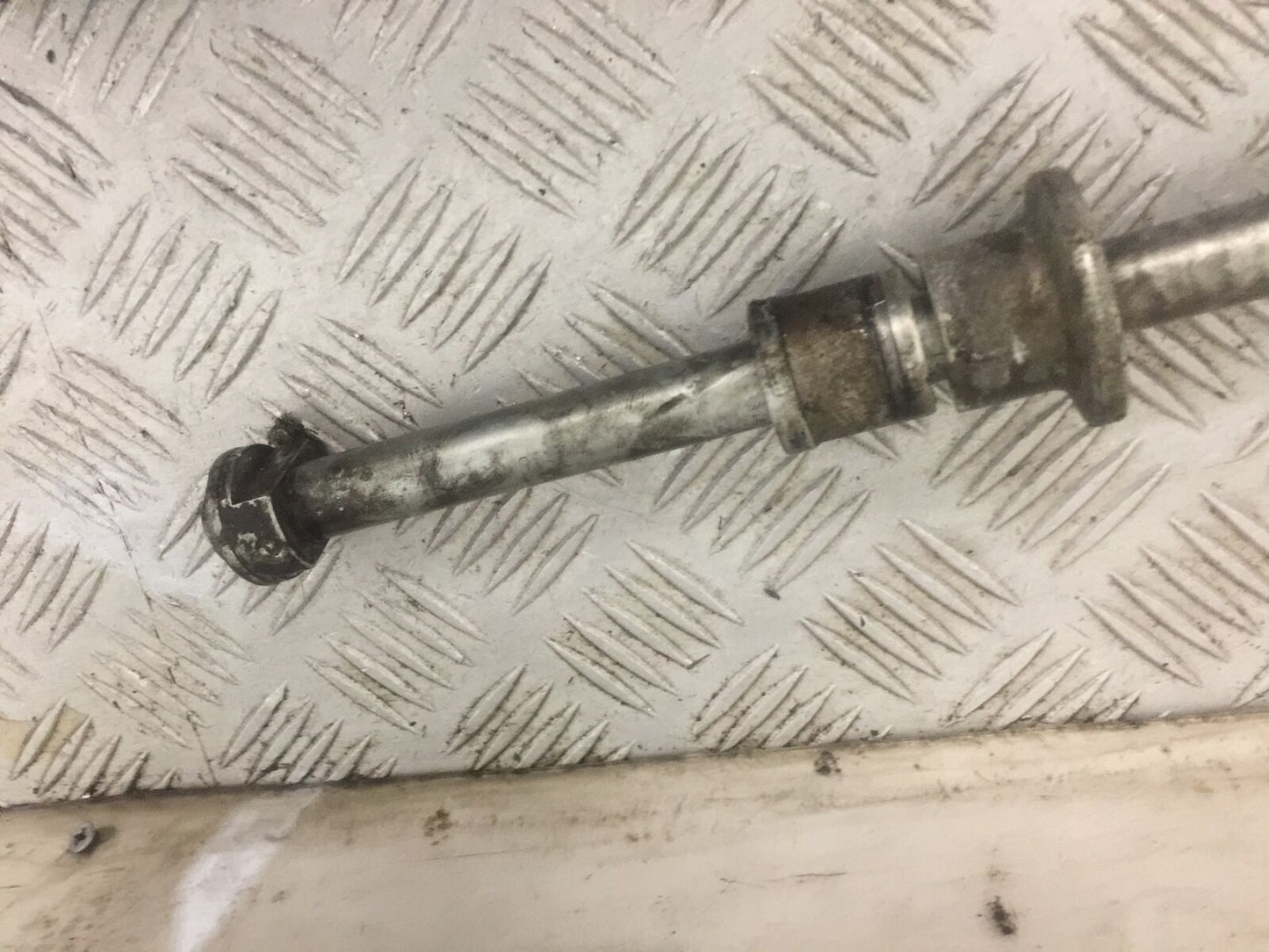 HONDA VT600 VT 600 SHADOW REAR WHEEL SPINDLE  YEAR 1992-1997 (STOCK 833)