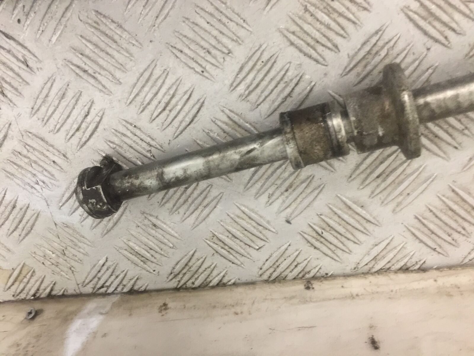 HONDA VT600 VT 600 SHADOW REAR WHEEL SPINDLE  YEAR 1992-1997 (STOCK 833)