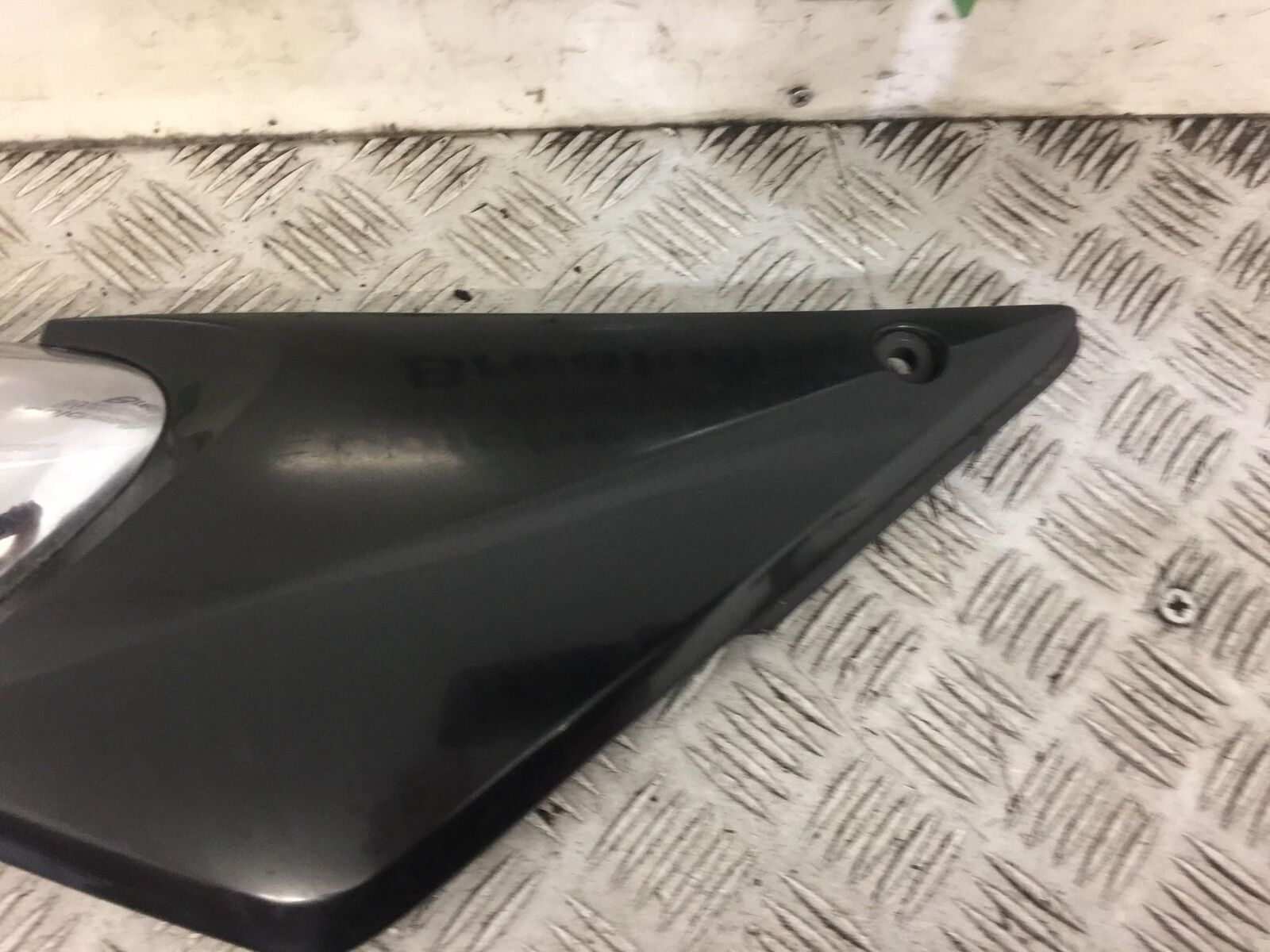 SUZUKI GSF600 GSF 600 BANDIT LEFT SEAT PANEL  YEAR 2002 STOCK 416