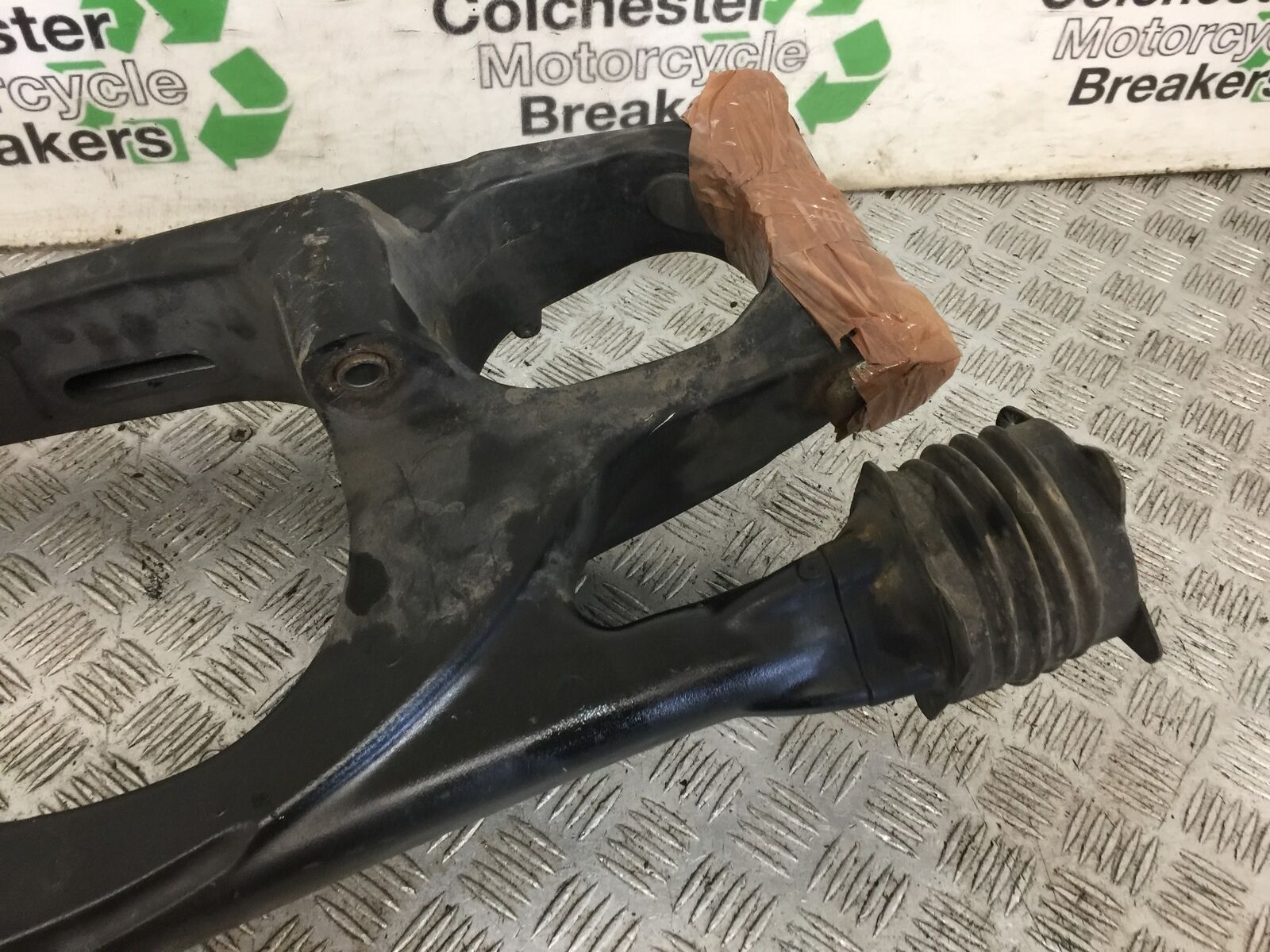YAMAHA XT1200 Z SUPER TENERE SWINGARM  YEAR  2010-2021 (STOCK 894)
