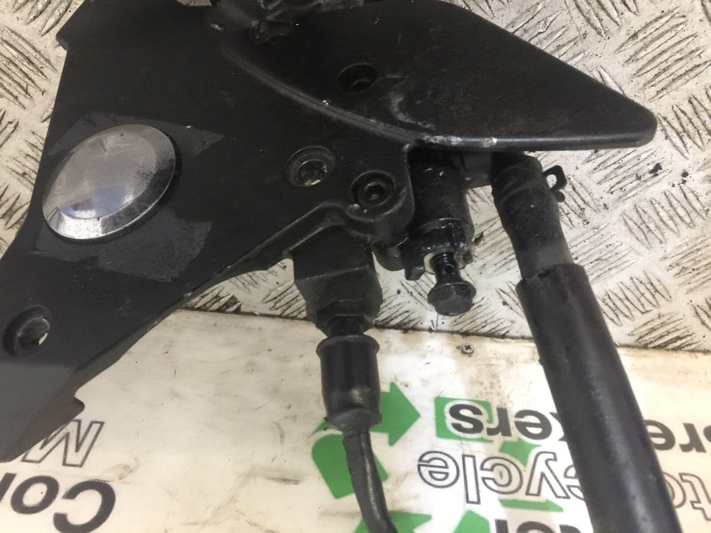 KAWASAKI Z750 ZR750 ZR-7S FRONT RIGHT HANGER  YEAR 1999-05 (STOCK 707)
