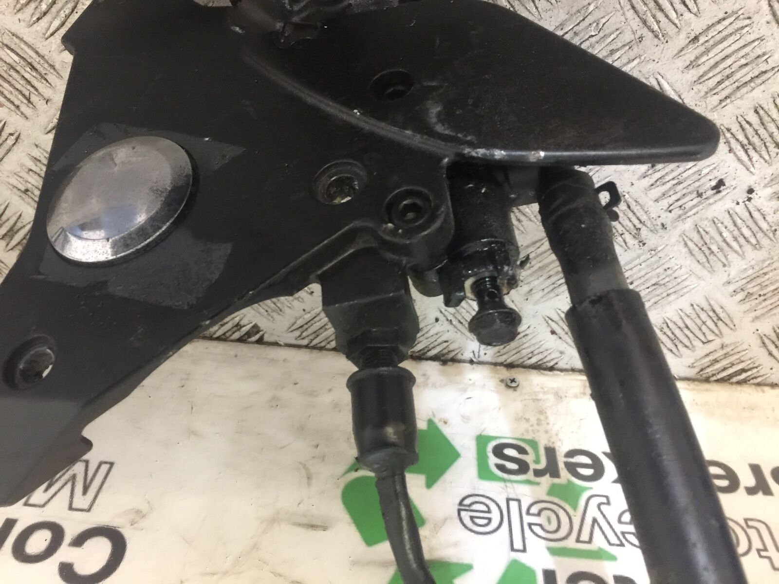 KAWASAKI Z750 ZR750 ZR-7S FRONT RIGHT HANGER  YEAR 1999-05 (STOCK 707)