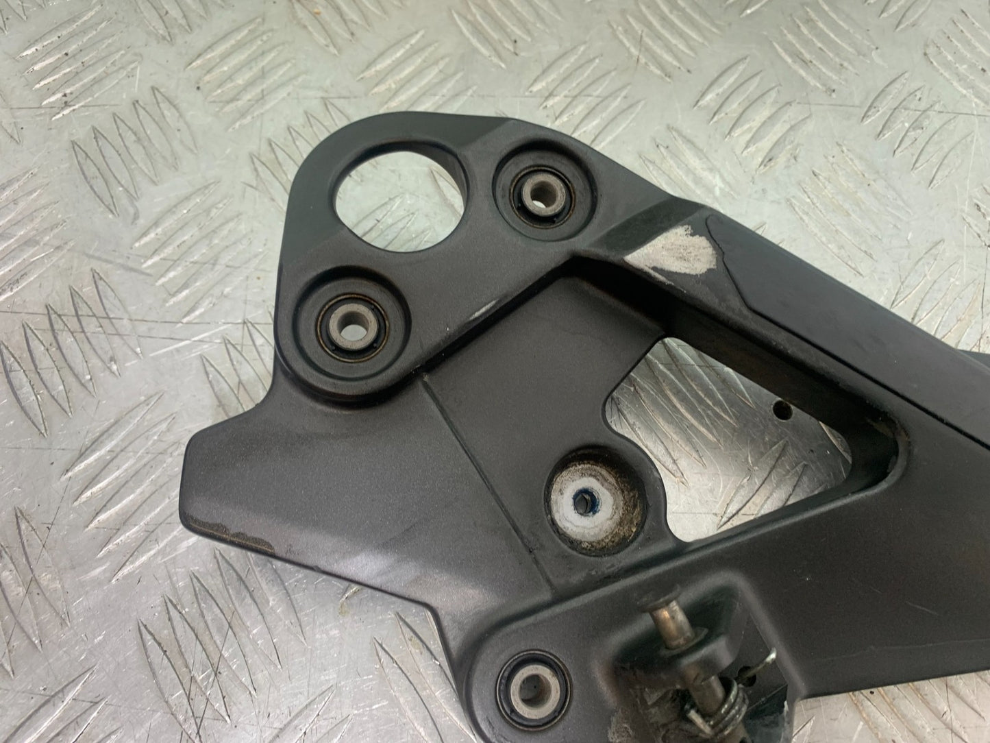 YAMAHA XJ6 XJ6-S FRONT LEFT HANGER  YEAR 2009-2015  (CMB1212)