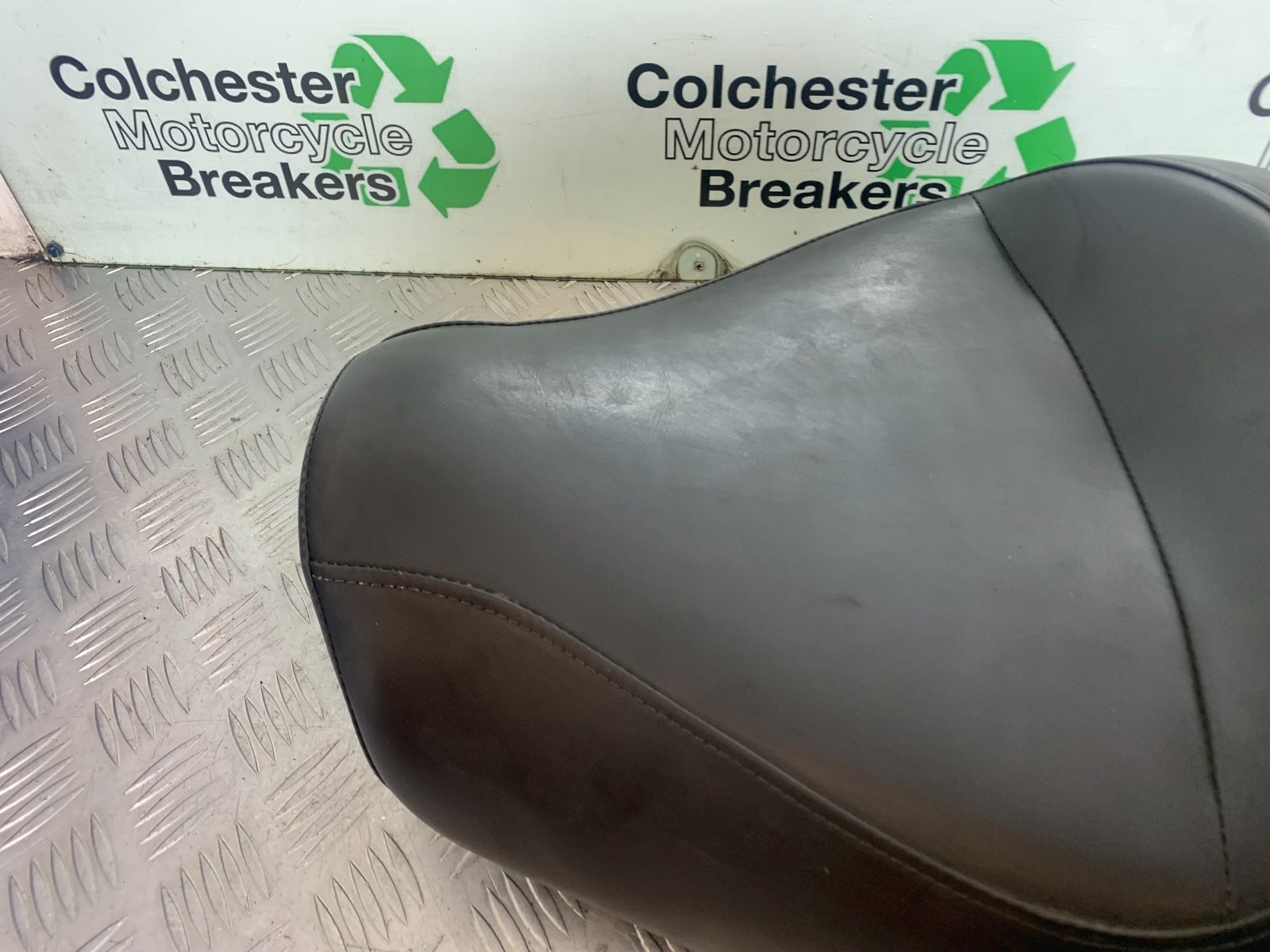 KAWASAKI VN1500 CLASSIC FRONT SEAT   YEAR 1999 -2006 (CMB1166)