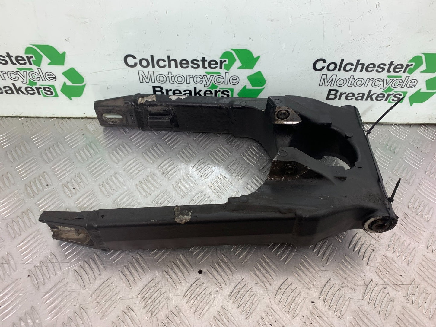 TRIUMPH 955i DAYTONA SWINGARM   YEAR 2002-2006 (CMB1229)