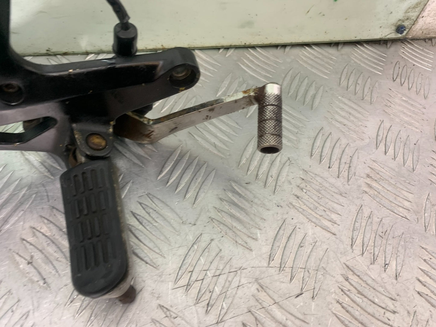 HONDA CBF600 CBF 600 RIGHT HANGER AND PEGS  YEAR 2004-07  (CMB1305)