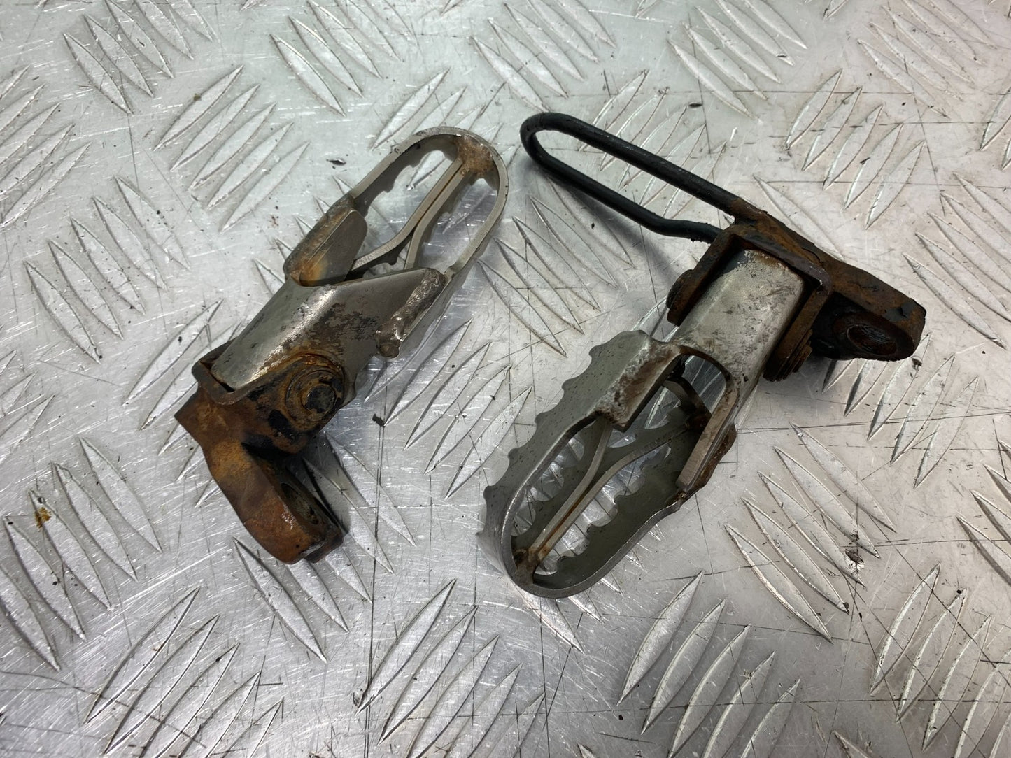 QINGQI QM125 GY-2B FRONT FOOTPEGS   YEAR 2016 (CMB1228)