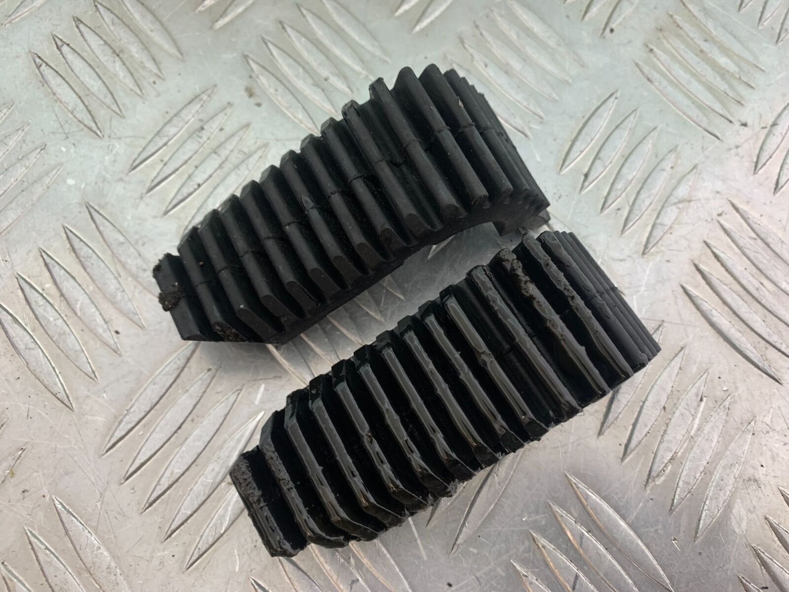 HONDA VT1100 C SHADOW SPIRIT TANK RUBBERS  2002-2003 (CMB1035)