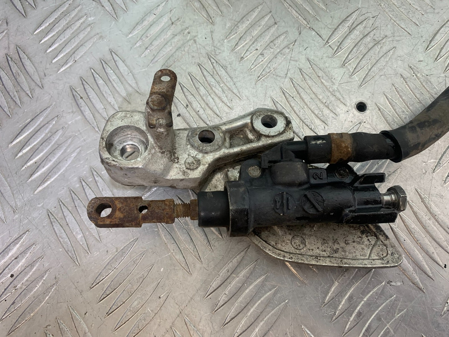 YAMAHA XJR1300 XJR 1300 FRONT RIGHT HANGER   YEAR  1999-2003 (CMB1119)