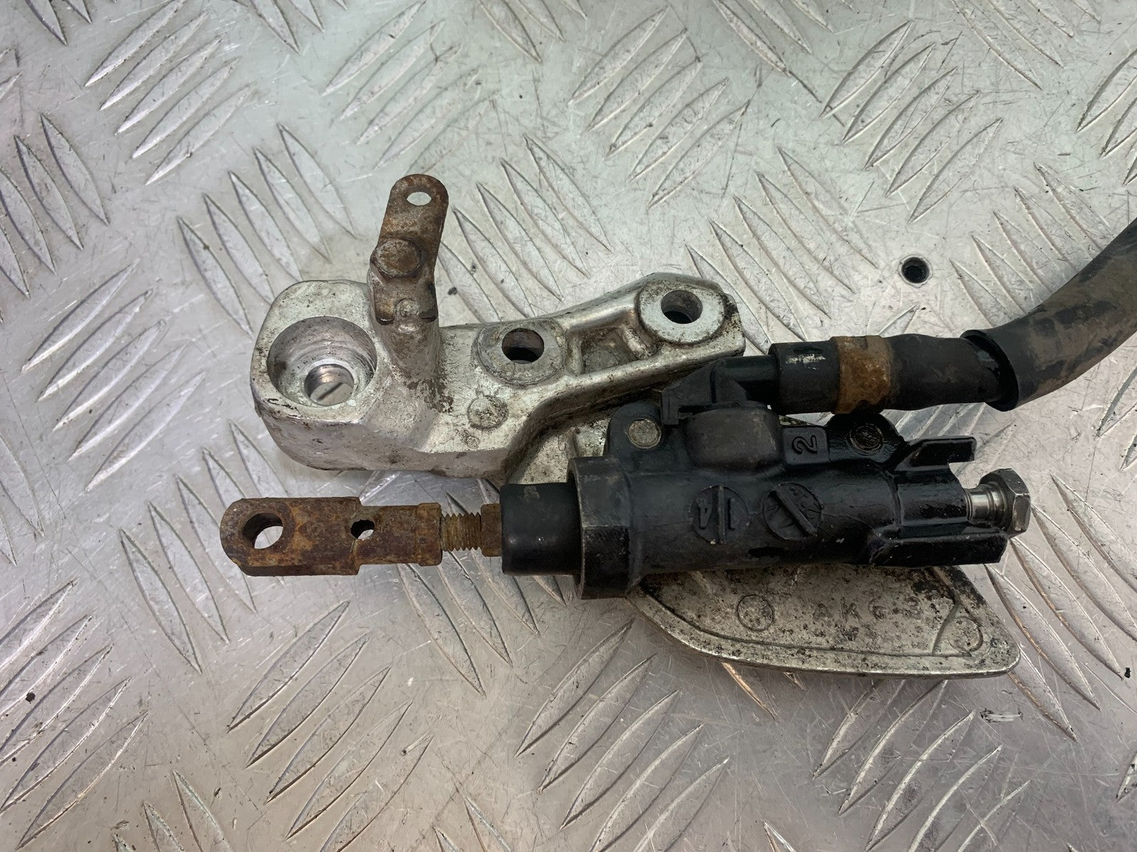 YAMAHA XJR1300 XJR 1300 FRONT RIGHT HANGER   YEAR  1999-2003 (CMB1119)