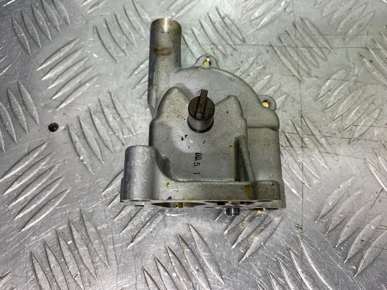TRIUMPH 955I SPRINT RS OIL PUMP  YEAR 1999-04