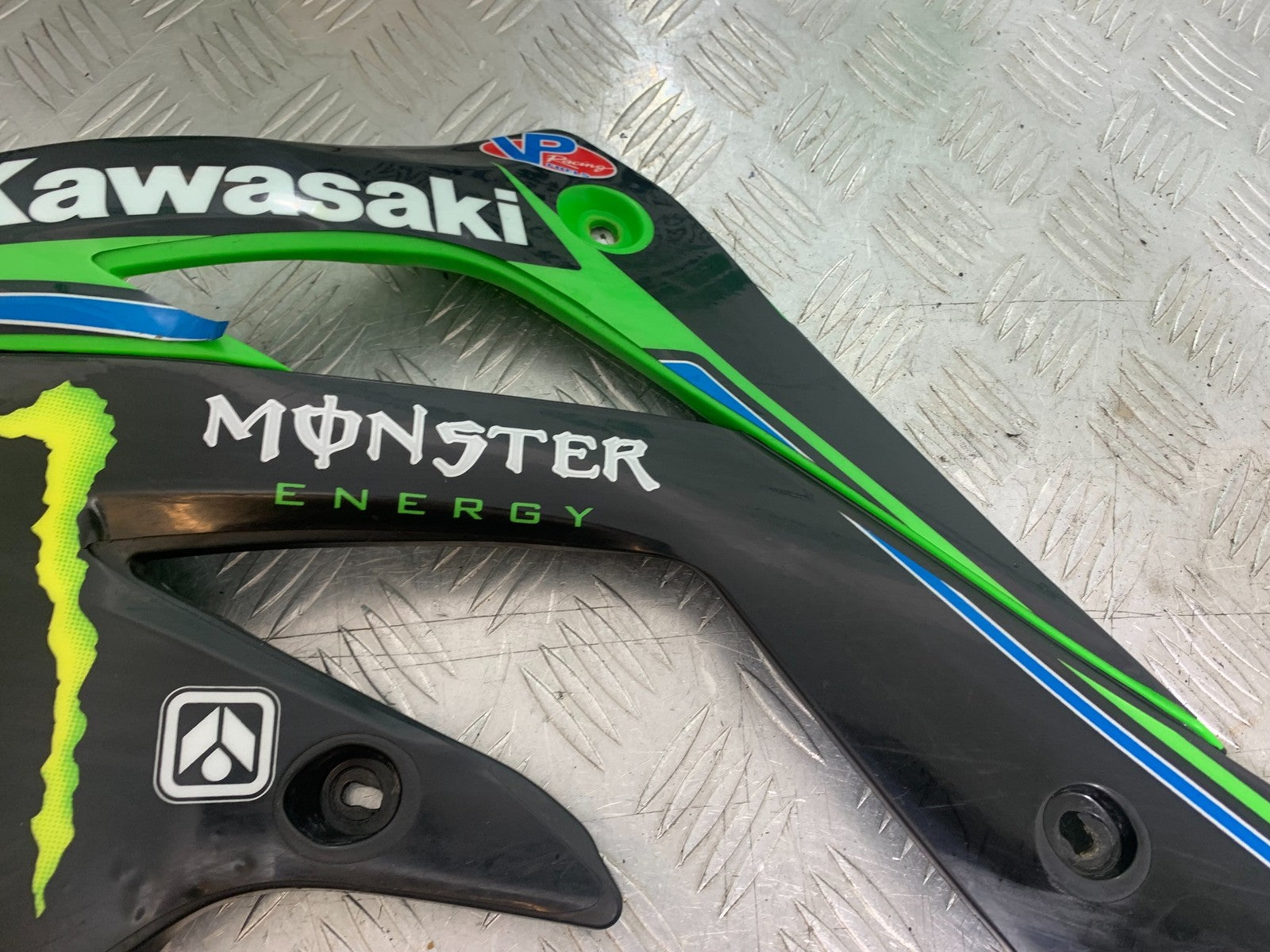 KAWASAKI KXF450 KXF 450 LEFT RADIATOR COWL   YEAR 2013 CMB1217)