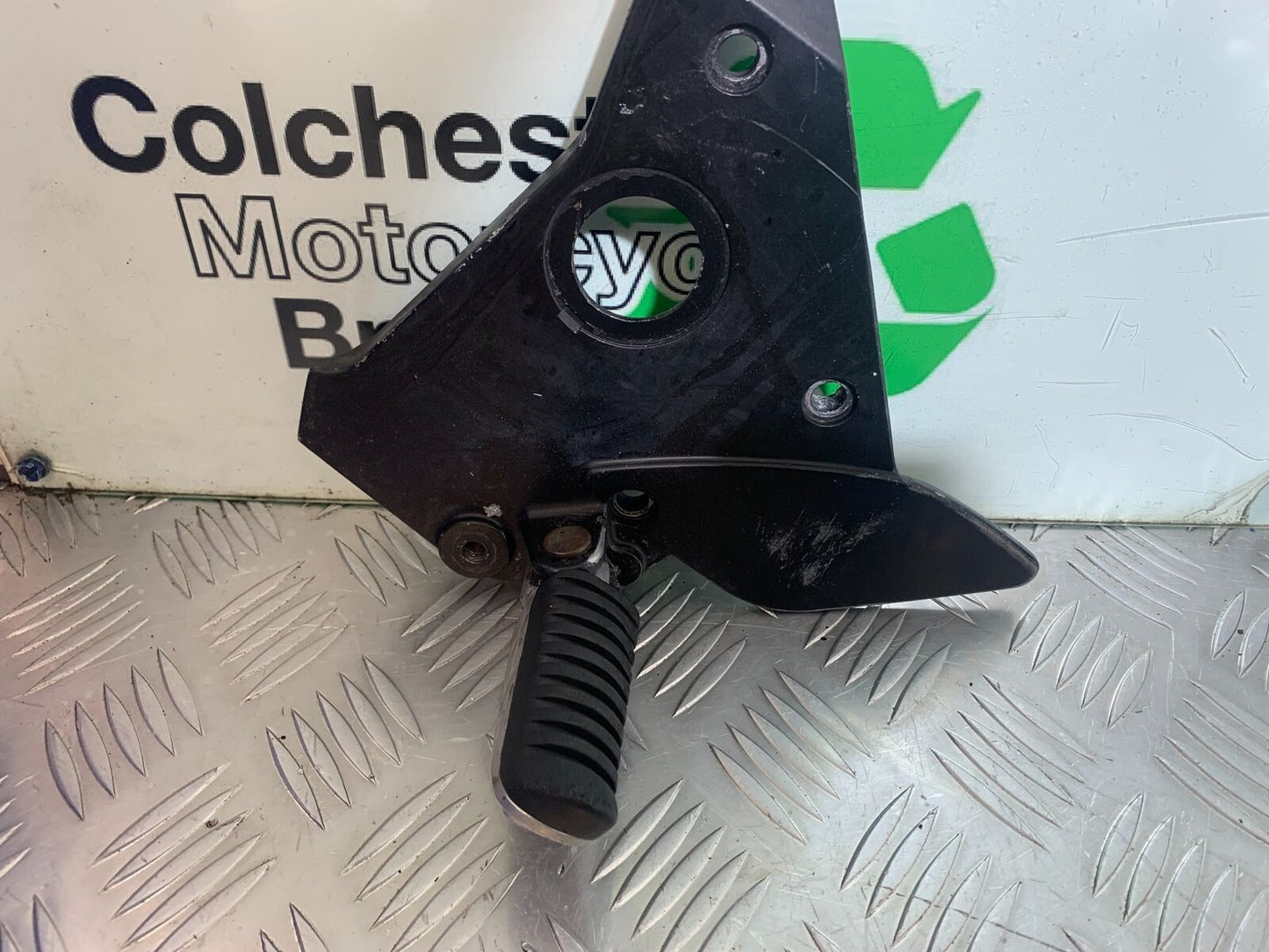 KAWASAKI Z750 ZR750 ZR-7S FRONT LEFT HANGER   YEAR 1999-05 (CMB1135)