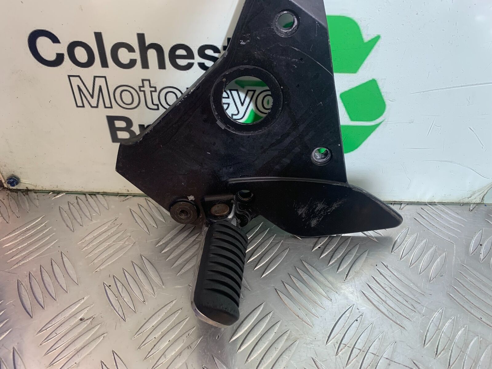 KAWASAKI Z750 ZR750 ZR-7S FRONT LEFT HANGER   YEAR 1999-05 (CMB1135)
