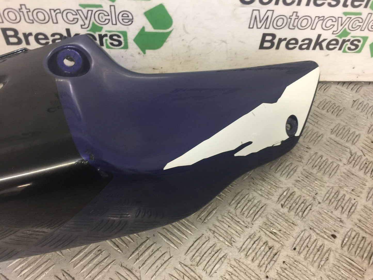 HONDA CBR900 FIREBLADE RIGHT SEAT PANEL   YEAR 1998 - 99 (STOCK 621)