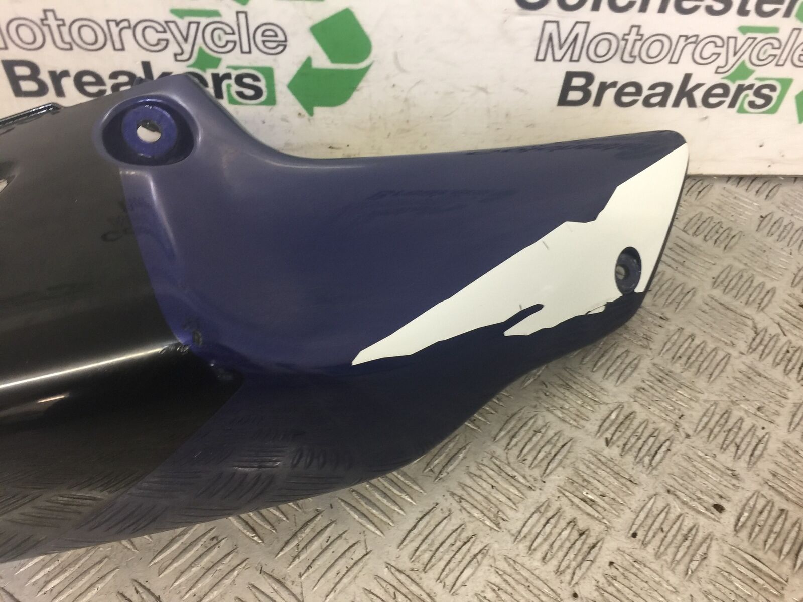 HONDA CBR900 FIREBLADE RIGHT SEAT PANEL   YEAR 1998 - 99 (STOCK 621)