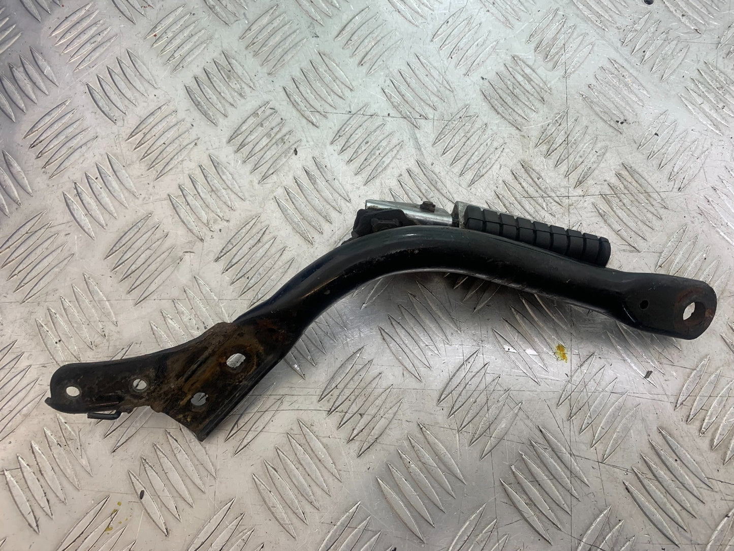YAMAHA XV535 XV 535 VIRAGO LEFT REAR FOOTPEG & MOUNT   YEAR 1994-02 (CMB1162)