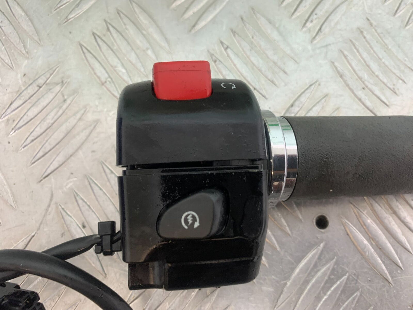 SUZUKI INTRUDER VL800 C800 RIGHT SWITCH GEAR  YEAR 2012-16 (CMB1039)