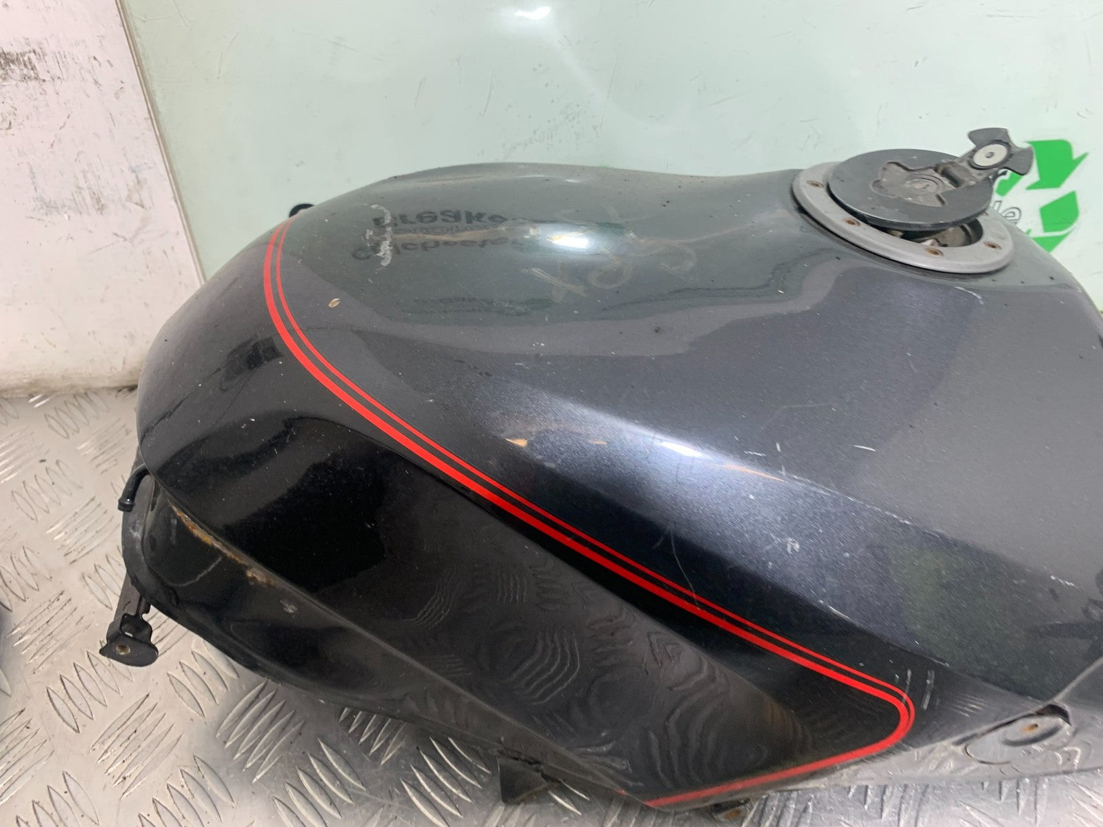 KAWASAKI GPX 750 GPX 750 PETROL TANK   YEAR 1990