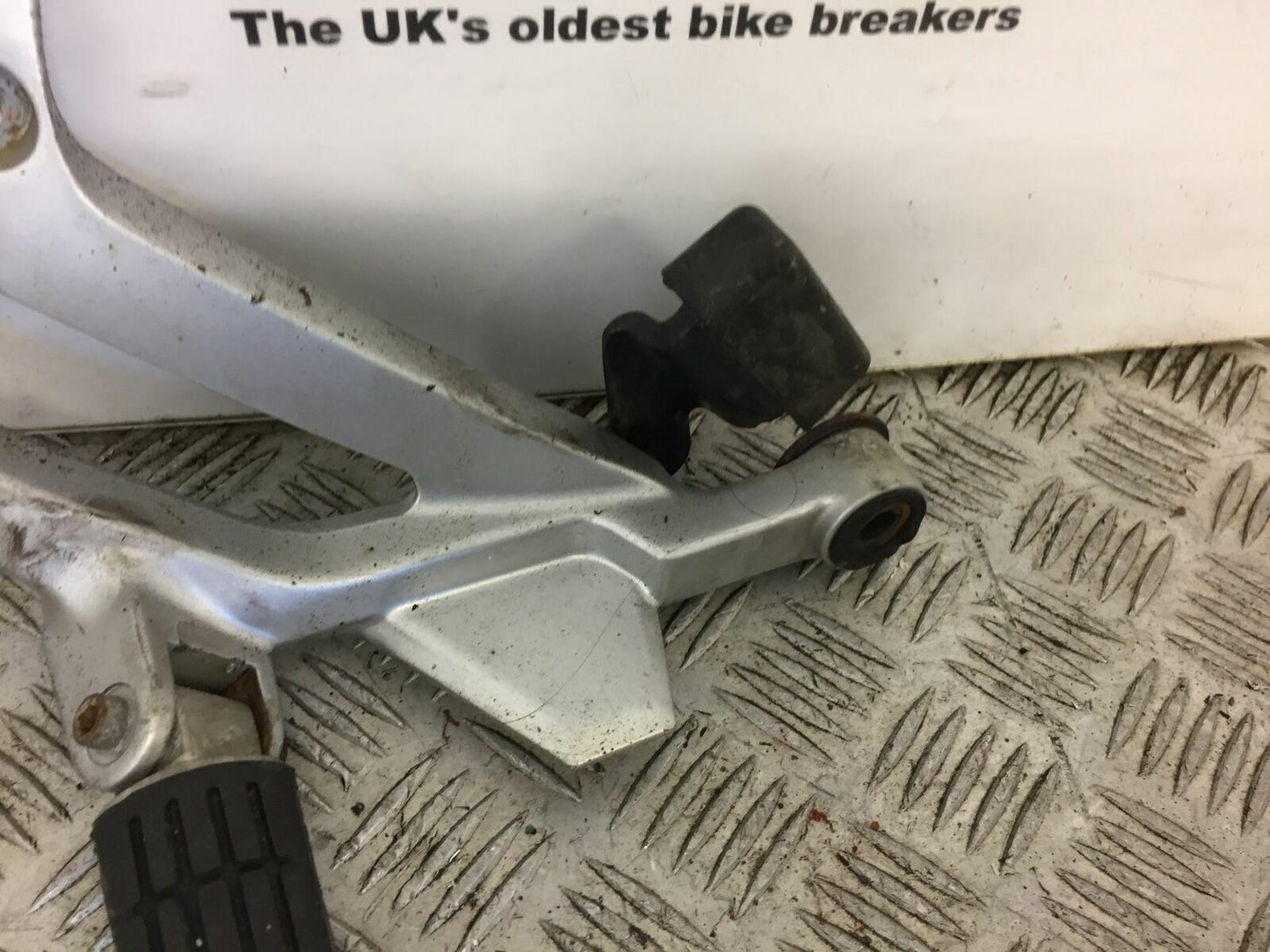 YAMAHA FJR1300 FJR 1300 LEFT REAR HANGER   YEAR 2002