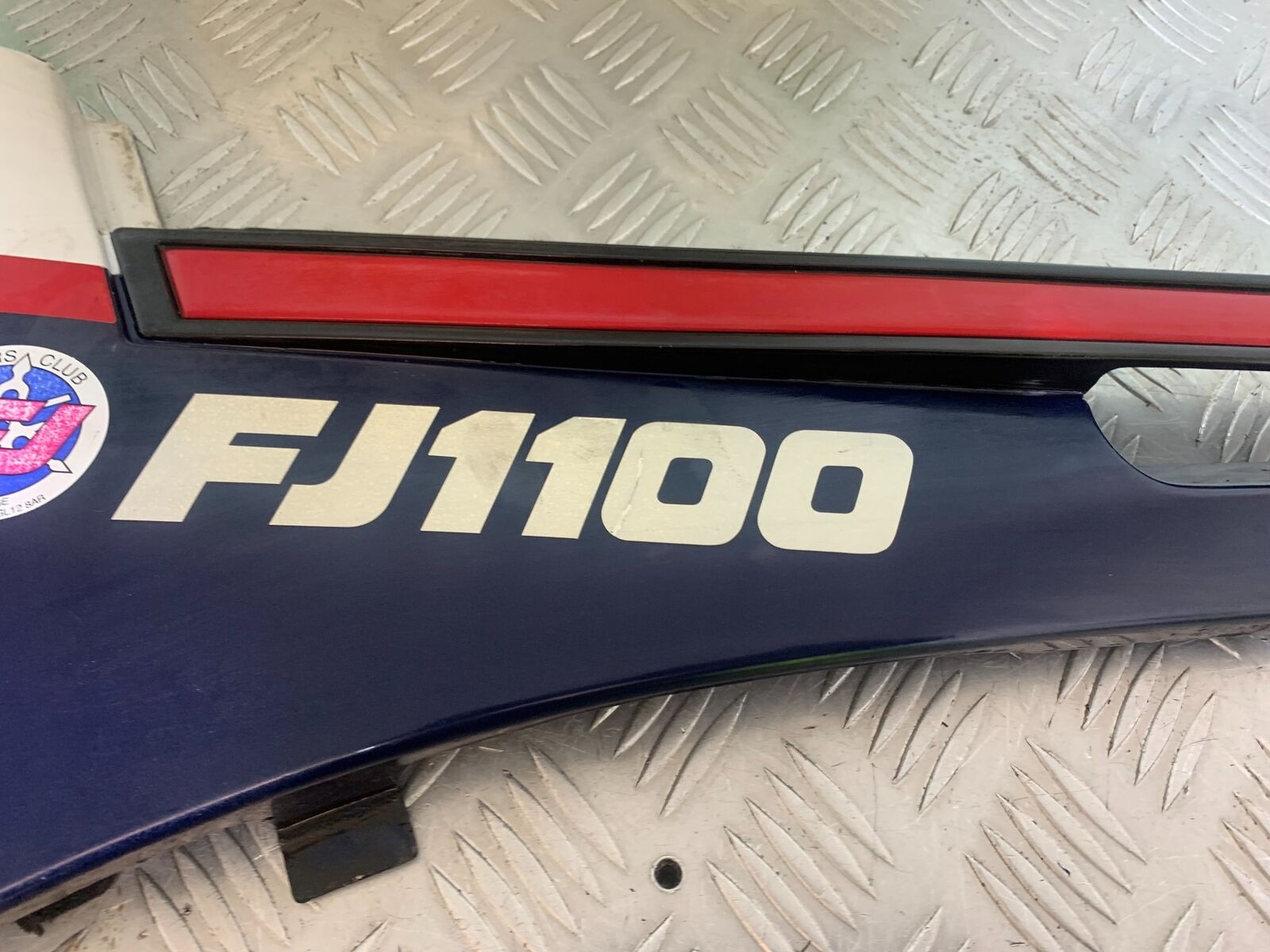 YAMAHA FJ1100 FJ 1100 LEFT SEAT PANEL  YEAR 1984-1985 (CMB1101)