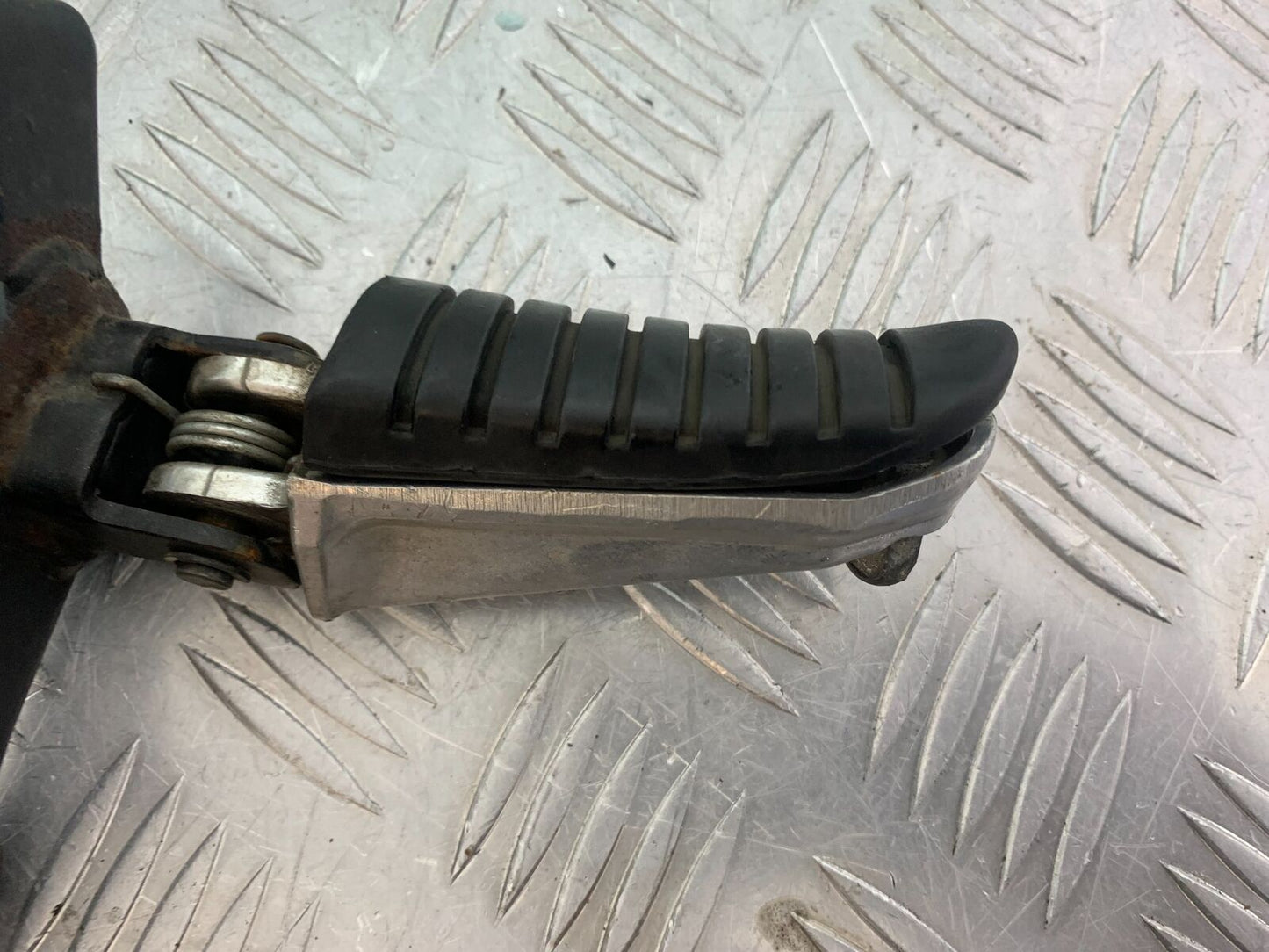 SUZUKI DL 650 V-STROM FRONT RIGHT PEG AND BRACKET  YEAR 2020 (CMB1117)