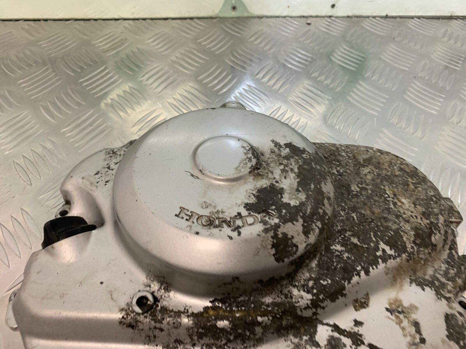 HONDA NT650 V DEAUVILLE CLUTCH COVER YEAR 1999 (STOCK 937)