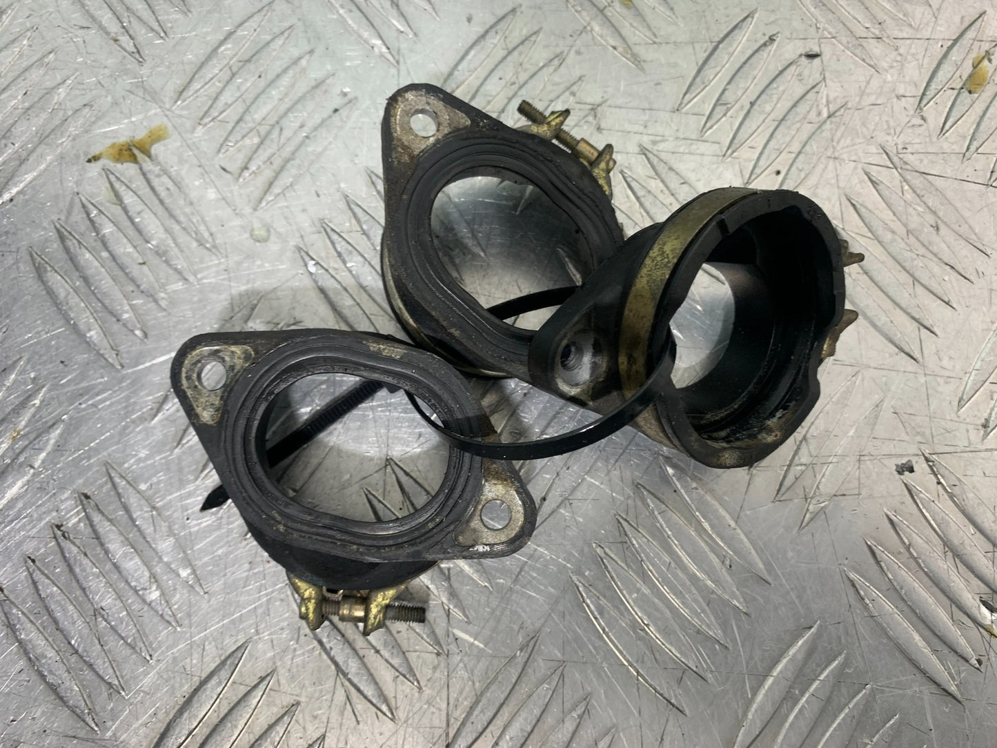 TRIUMPH 675 STREET TRIPLE RX THROTTLE BODY RUBBERS  2015- 2017 (CMB1299)