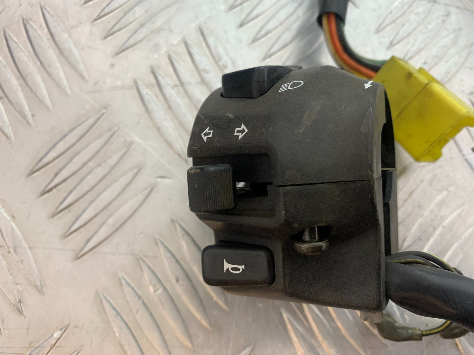 SUZUKI GSF1200  GSF 1200 BANDIT LEFT SWITCH GEAR  YEAR 1997-2000 (CMB1149)
