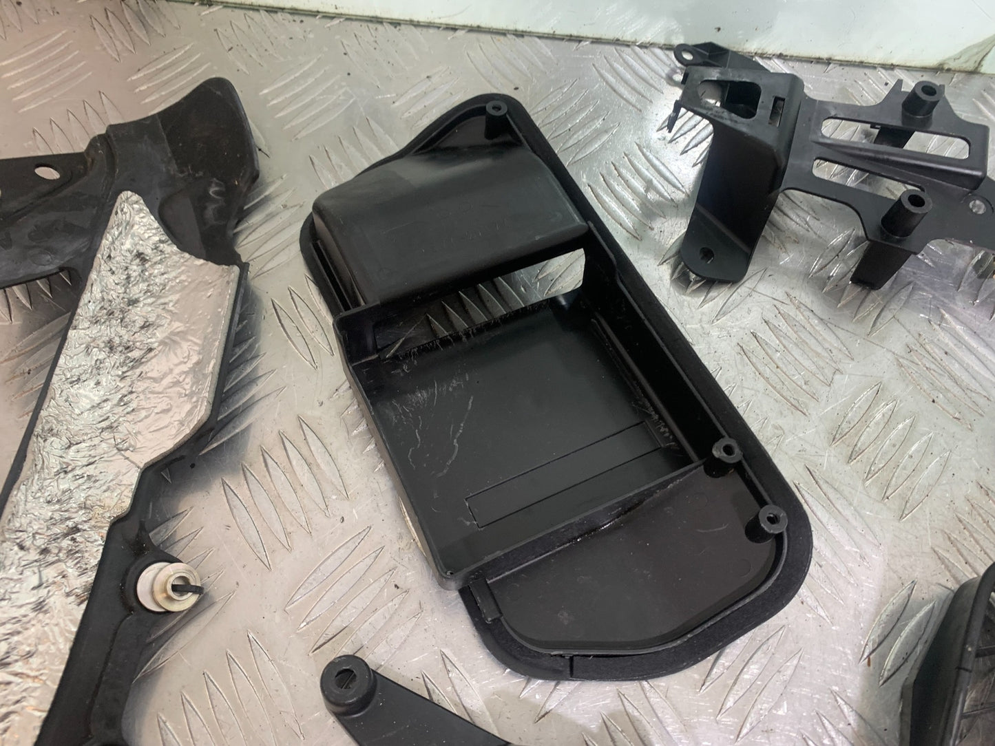YAMAHA YZF R1 INFILL PANELS  YEAR 2004-2006 (CMB1155)