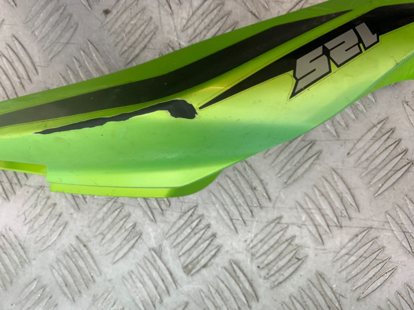 BENELLI BN125 BN 125 RIGHT SEAT PANEL YEAR 2018-2021 (CMB1245)