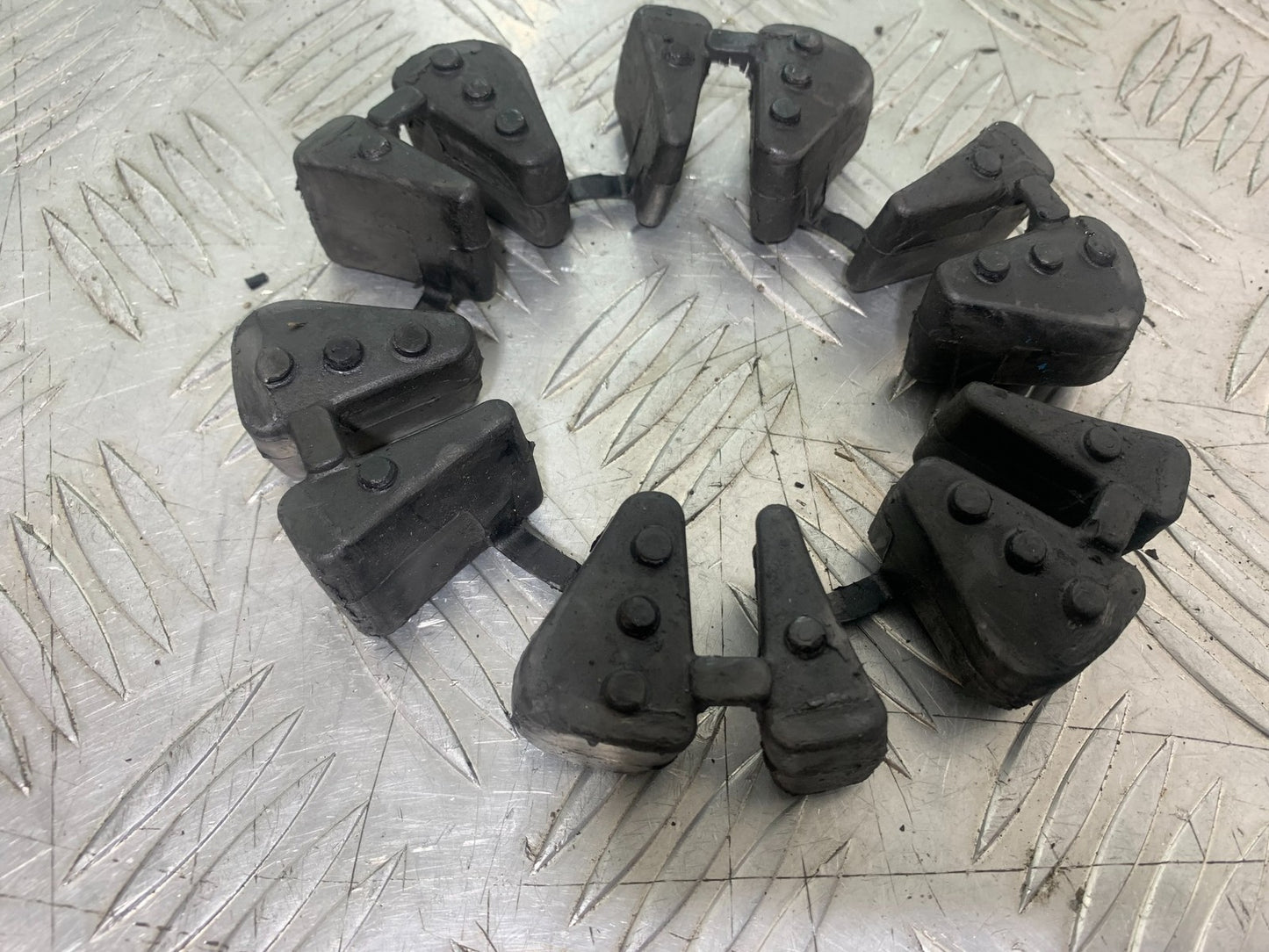TRIUMPH 675 STREET TRIPLE CUSH DRIVE RUBBERS  2013-2016 (CMB1186)