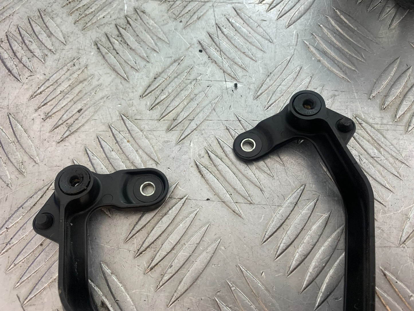 YAMAHA YZF R1 14 B BIG BANG LEFT & RIGHT BRACKETS  2009-14 (CMB1175)