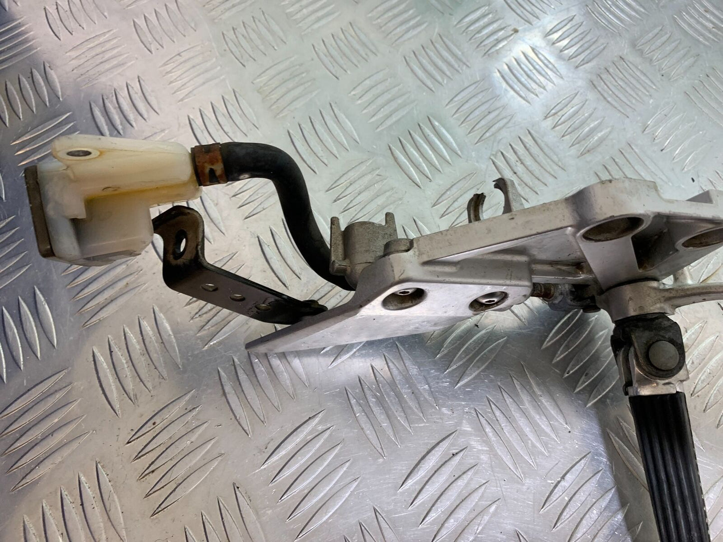 SUZUKI SV650 SV 650 FRONT RIGHT  HANGER  YEAR 2003-2006 (CMB1014)