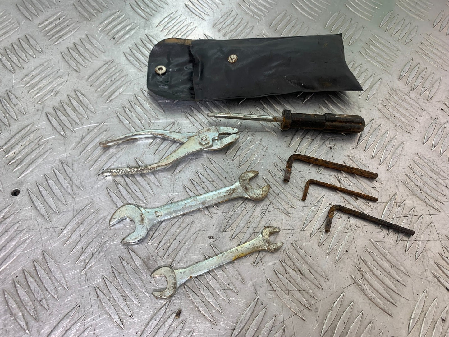 YAMAHA XVS 1300 MIDNIGHT STAR TOOL KIT  YEAR 2007-16 (CMB1200)