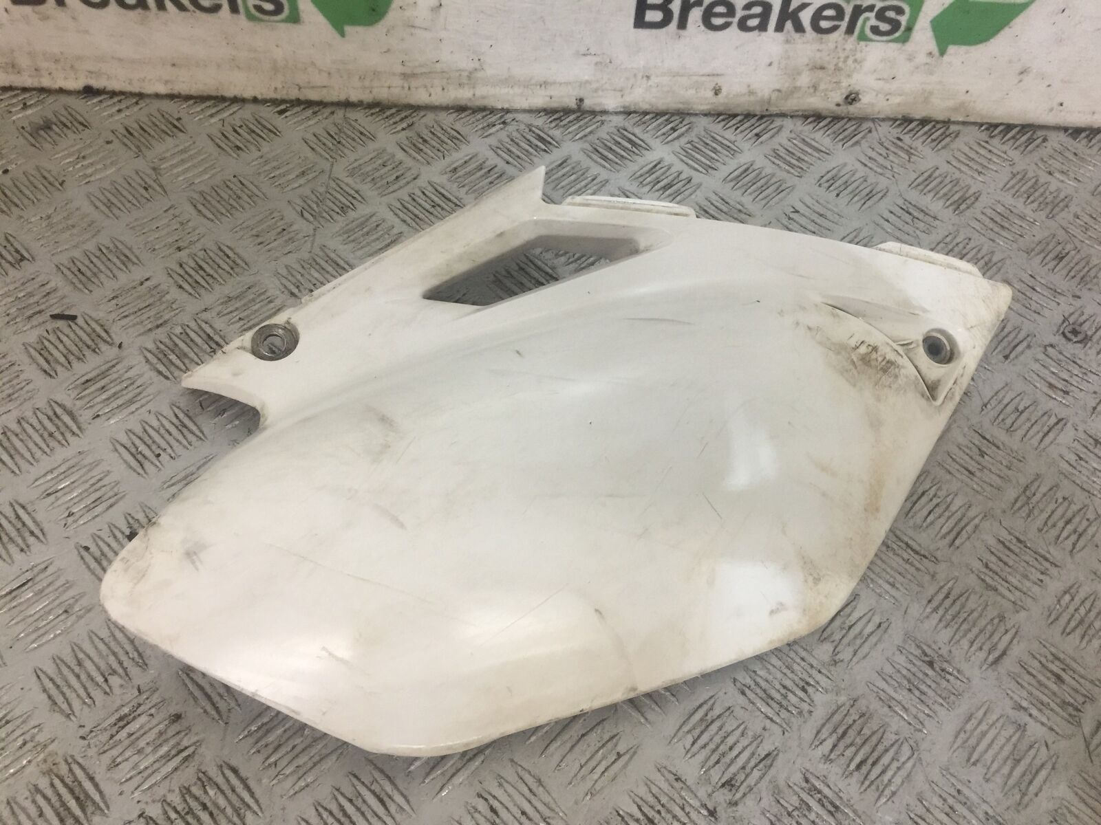 YAMAHA YZF250 YZF 250 RIGHT SEAT PANEL  YEAR 2004 (STOCK 792)