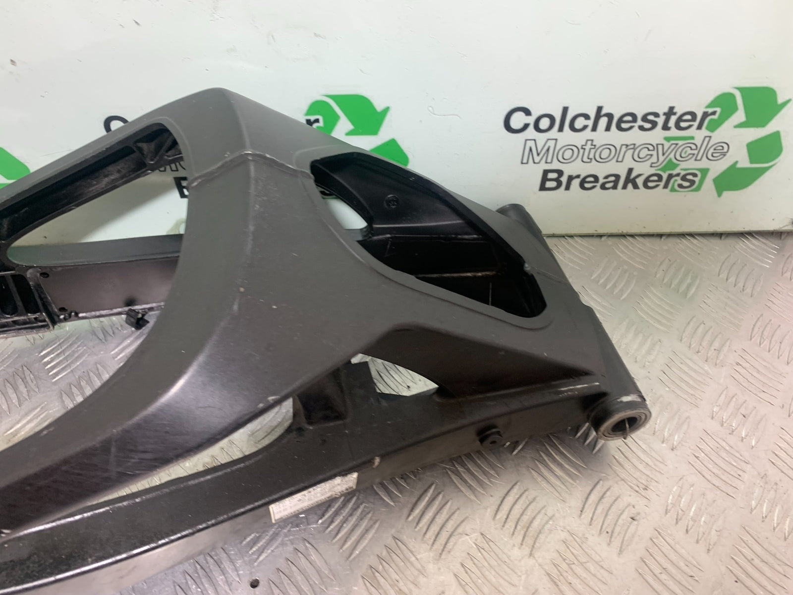 YAMAHA YZF R1 SWINGARM    YEAR 2004-2006 (CMB1155)