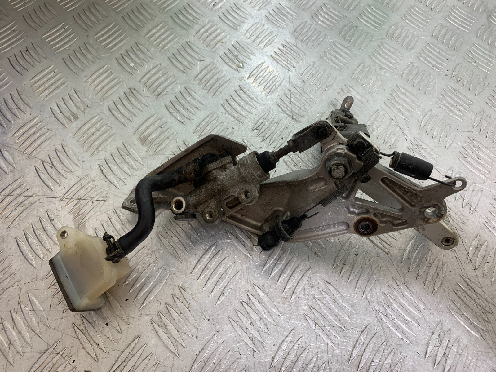 SUZUKI RF900 RF 900 FRONT RIGHT  HANGER YEAR 1994-1999 CMB1326