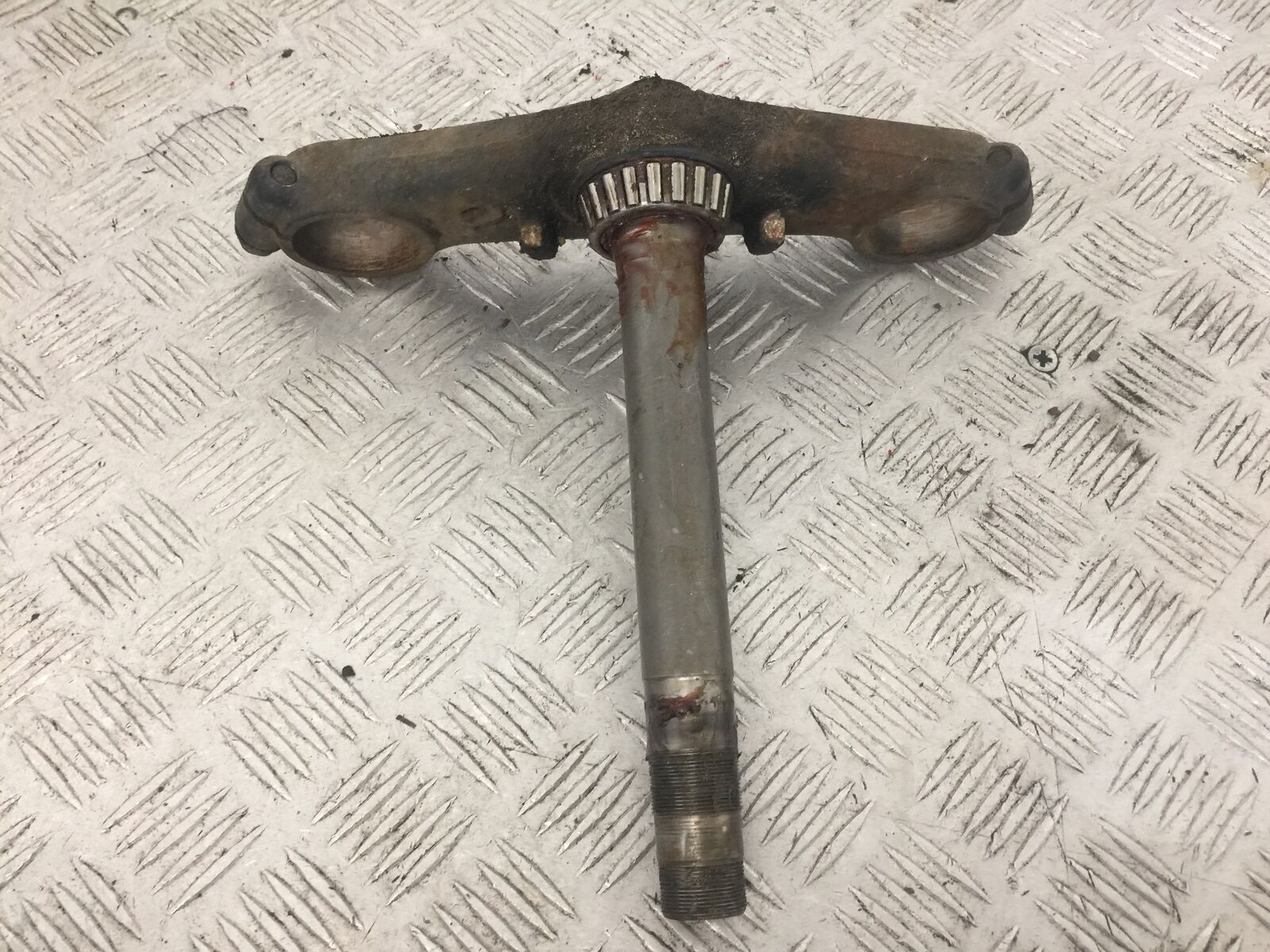 HONDA CBR1100 BLACKBIRD BOTTOM YOKE  YEAR 1996-1998 (STOCK 862)