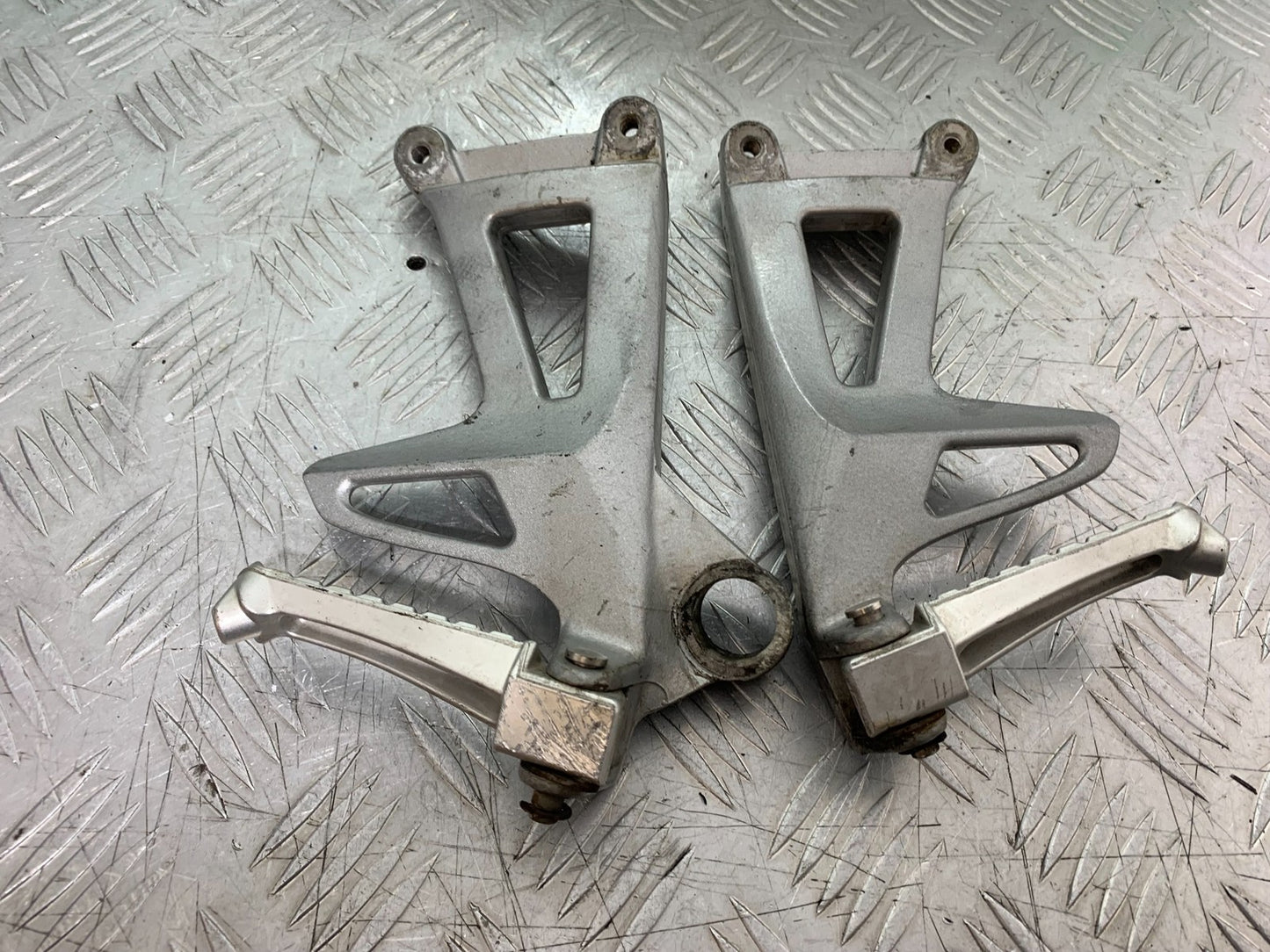 TRIUMPH 955i SPRINT ST REAR HANGERS AND PEGS   YEAR 1999-04 (CMB1230)