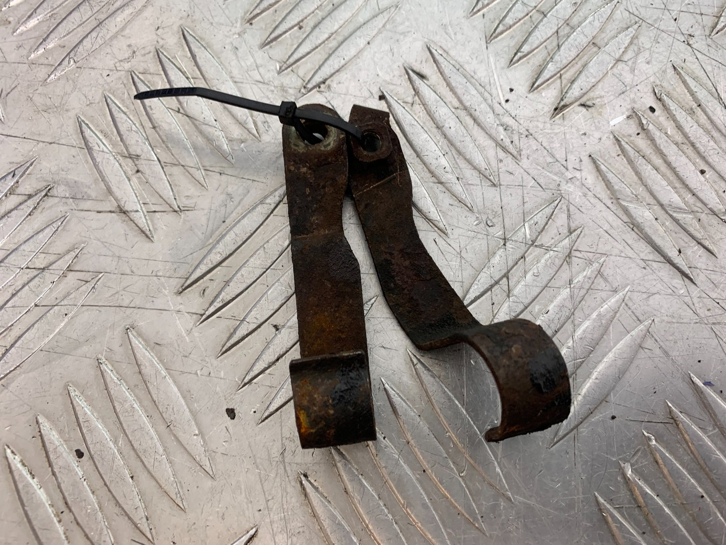 SUZUKI GSF1200 GSF 1200 BANDIT OIL COLLER LINE BRACKETS  YEAR 2001-2004(CMB1188)
